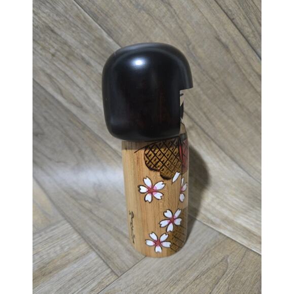 KOKESHI Doll Japanese Woody Craft in Kimono w/ Cherry Blossom Flowers 7.5 Inch - Picture 3 of 4